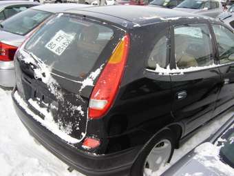 2002 Nissan Tino Photos