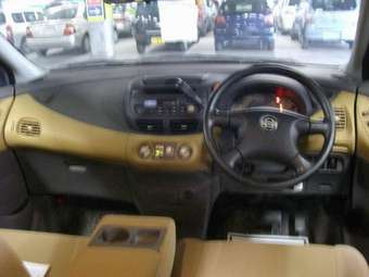 2002 Nissan Tino Photos