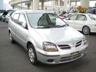 2002 Nissan Tino Pictures