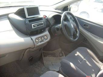 2002 Nissan Tino Photos