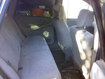 2002 Nissan Tino Pictures