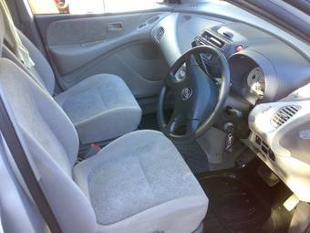 2002 Nissan Tino Photos