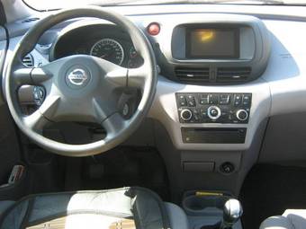 2003 Nissan Tino Photos