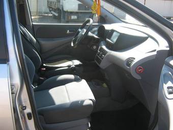 2003 Nissan Tino Photos