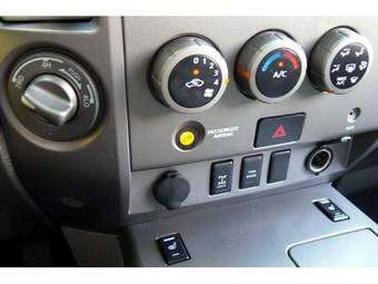 2004 Nissan Titan Photos