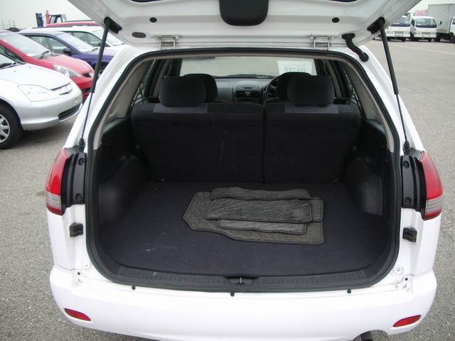 2000 Nissan Wingroad Photos