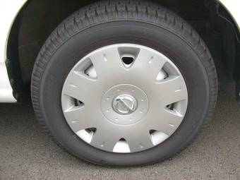 2004 Nissan Wingroad Images