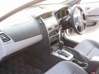 2005 Nissan Wingroad Images