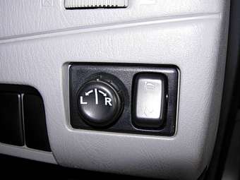 2005 Nissan Wingroad Pictures