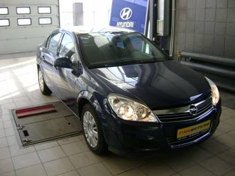 2010 Opel Astra Photos