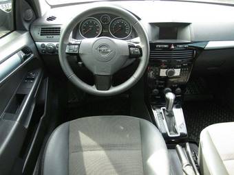 2010 Opel Astra Pics
