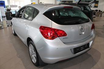 2011 Opel Astra Photos