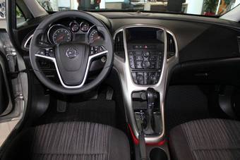 2011 Opel Astra Photos