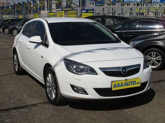 2011 Opel Astra Photos