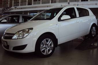 2012 Opel Astra Photos