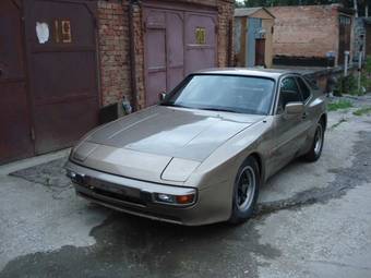 1984 Porsche 944 Photos