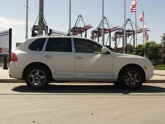 2003 Porsche Cayenne Photos