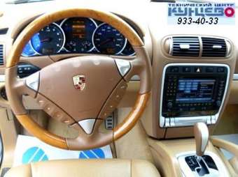 2003 Porsche Cayenne Photos