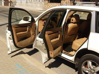 2003 Porsche Cayenne Pictures