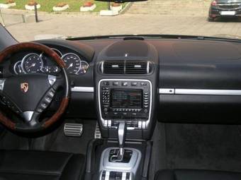2003 Porsche Cayenne Photos