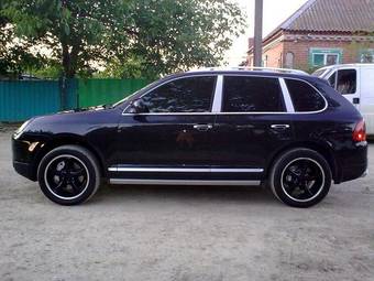 2003 Porsche Cayenne Photos