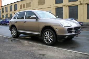 2003 Porsche Cayenne Photos