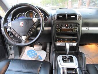 2003 Porsche Cayenne Pictures