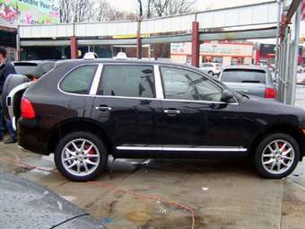 2004 Porsche Cayenne Photos