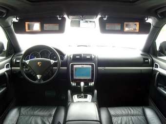 2004 Porsche Cayenne Pictures