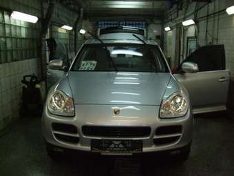 2004 Porsche Cayenne Images