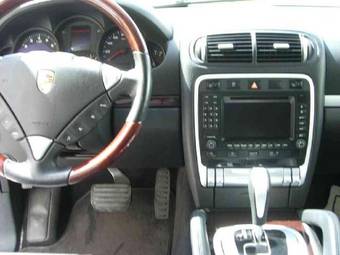2004 Porsche Cayenne Photos