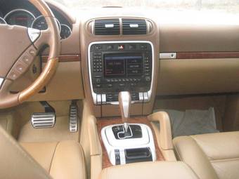 2004 Porsche Cayenne Photos