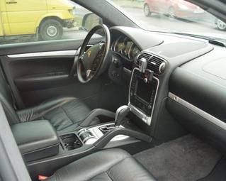 2004 Porsche Cayenne Pictures