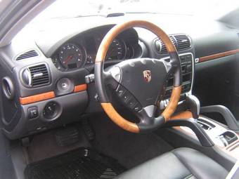 2004 Porsche Cayenne Photos