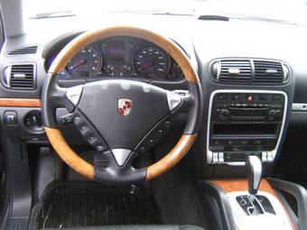 2004 Porsche Cayenne Pictures