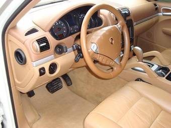 2004 Porsche Cayenne Pictures