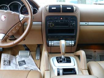 2004 Porsche Cayenne Pictures