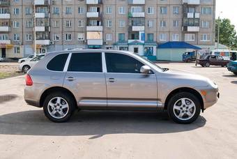 2004 Porsche Cayenne Photos