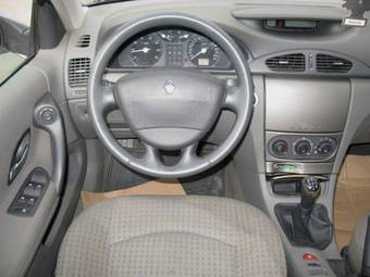 2003 Renault Laguna Photos