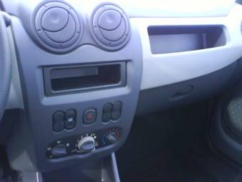 2010 Renault Logan Photos