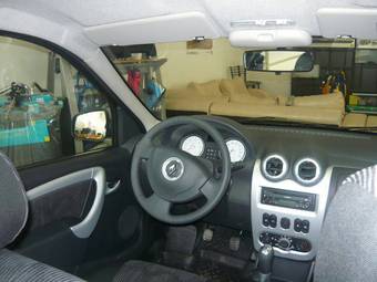 2010 Renault Logan Photos