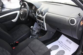 2010 Renault Logan Wallpapers