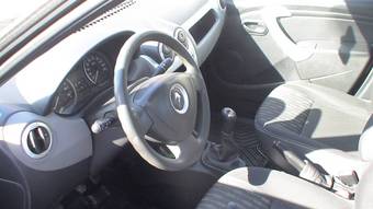 2010 Renault Logan Photos