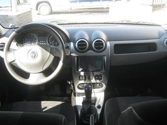 2010 Renault Logan Pictures