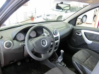 2010 Renault Sandero Pictures