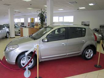 2010 Renault Sandero Photos