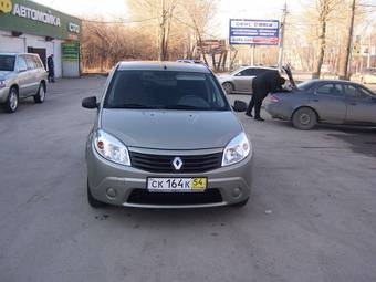 2010 Renault Sandero Images