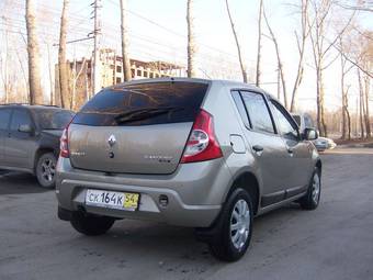 2010 Renault Sandero Pictures