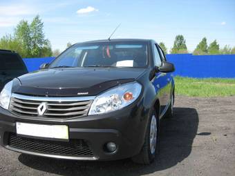 2010 Renault Sandero Photos