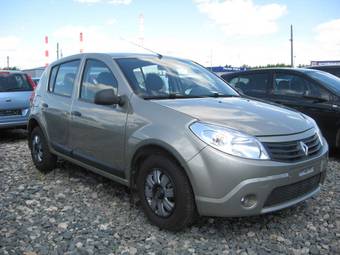 2010 Renault Sandero Photos